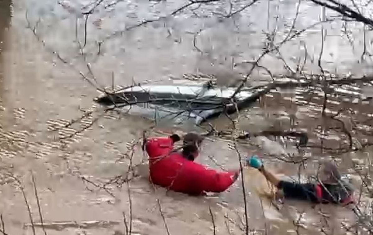 Рятувальники приїхали на виклик, щоб дістати затонулу машину з річки, але їх чекала порція подиву. Всередині авто були два пасажири, які вижили дивом.