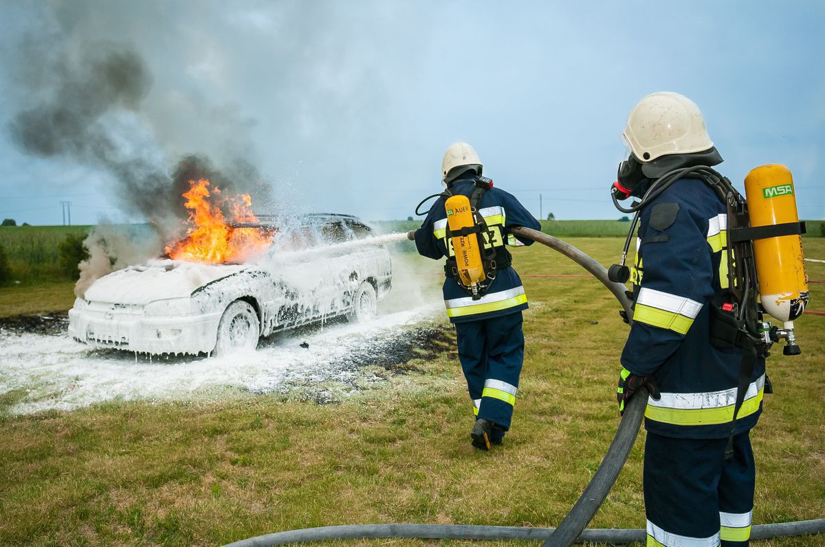 В Англії вогонь знищив 70 рідкісних автомобілів відомих брендів. Колекційні екземпляри Ferrari, Porsche, Lamborgchini згоріли вщент.