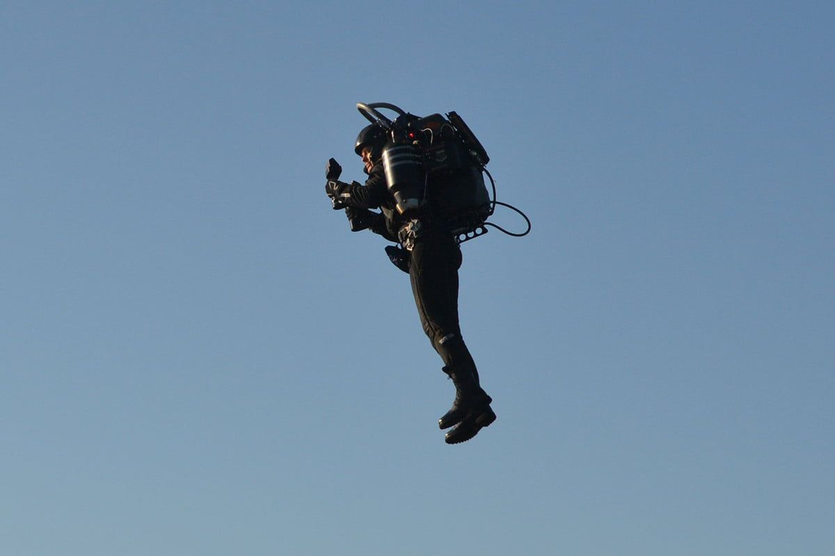 Американця з реактивним ранцем вперше вдалося зняти на відео на висоті 900 метрів. ФБР продовжує розслідувати справу.