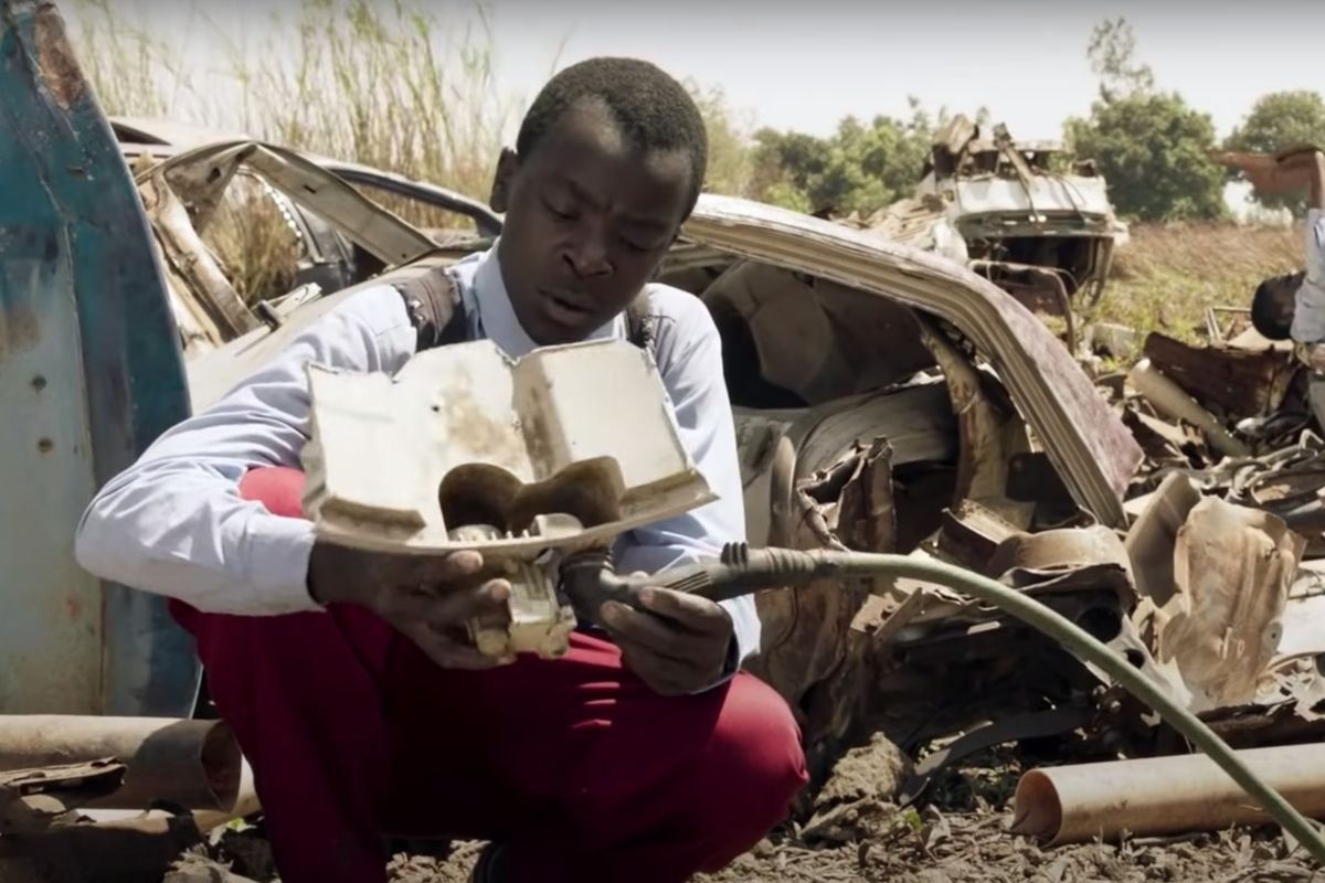 Бідний африканський хлопчик з невеликого села, завдяки читанню книг в місцевій бібліотеці, вразив весь світ. Дитина зібрала пристрій, який врятував все село від голоду.
