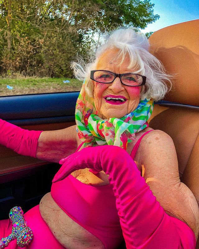 Ця бабуся захоплює людей своїм зовнішнім виглядом — їй 92 і вона іноді носить латекс. Топова бабуся.