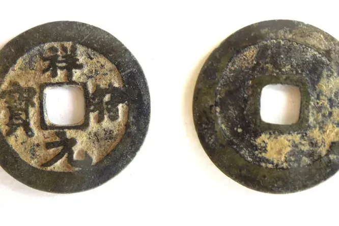 В Британії знайдена китайська монета, якій 1000 років. Вчені сперечаються про те, як вона опинилася в країні.
