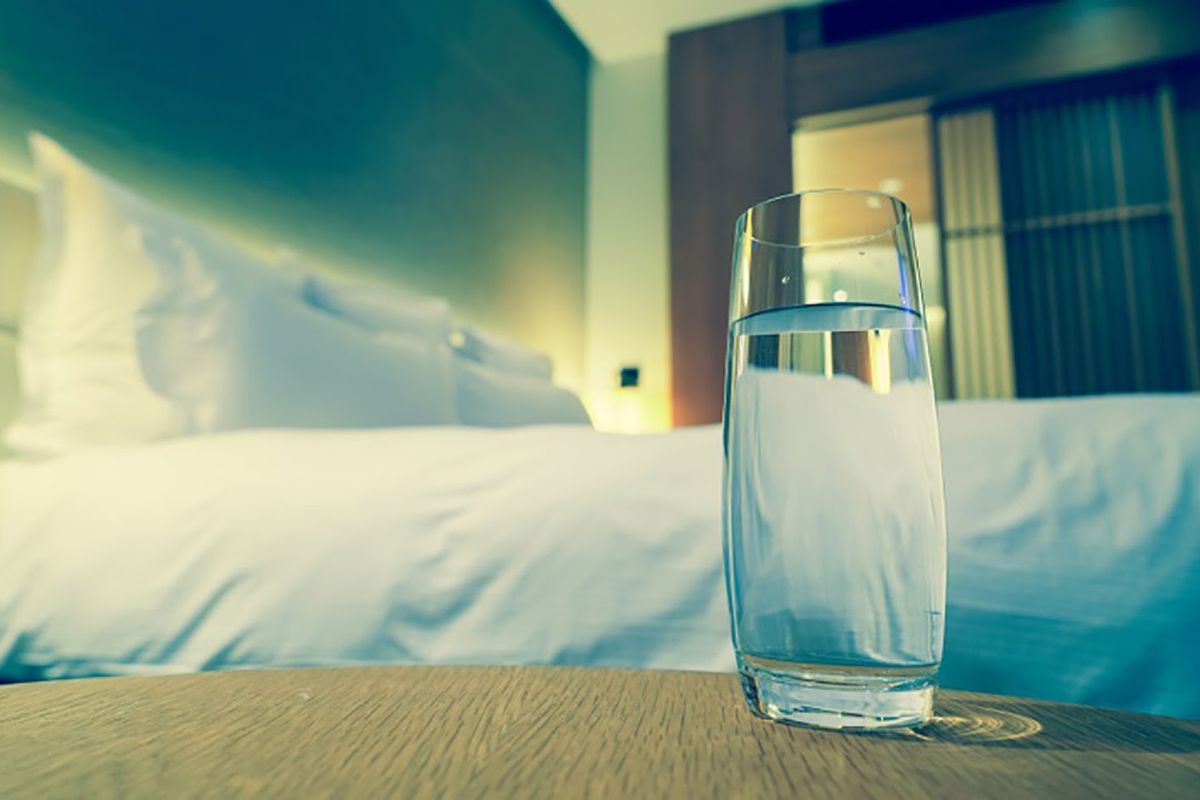 Чому ввечері перед сном варто ставити біля ліжка склянку солоної води. Склянка солоної води у кімнаті може принести чимало користі людині.