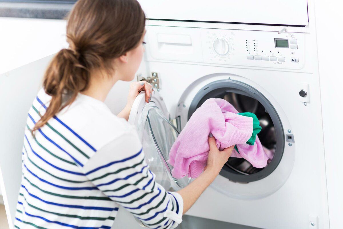 Через ці 5 помилок під час завантаження білизни ваша пральна машина трясеться. Завантажувати речі у пральну машину треба правильно.