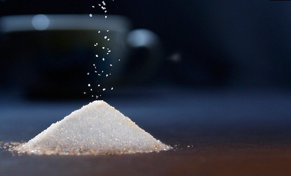 Які існують несподівано корисні способи застосування цукру. Як можна застосовувати цукор з користю і без шкоди для здоров'я.