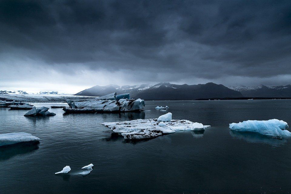 Земля може зануритися в новий льодовиковий період через процеси, пов'язані з таненням айсбергів в Антарктиці. Вчені виявили, що глобальне потепління може викликати льодовиковий період.