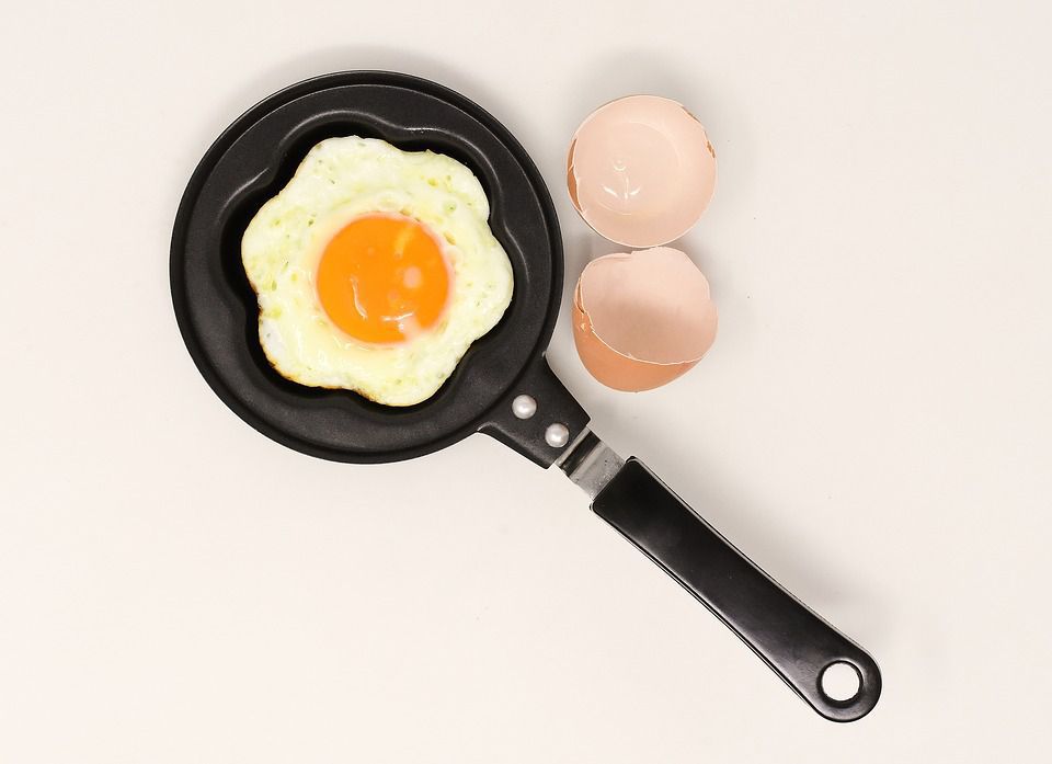Як посмажити яйце без плити і вогню: японці показали на відео лайфхак, як зробити яєчню в заметі. Сибірякам він сподобається.