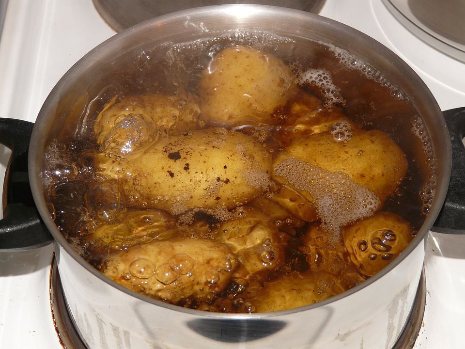 Як можна з користю застосовувати відвар після варіння картоплі. Способи використання картопляного відвару в побуті.