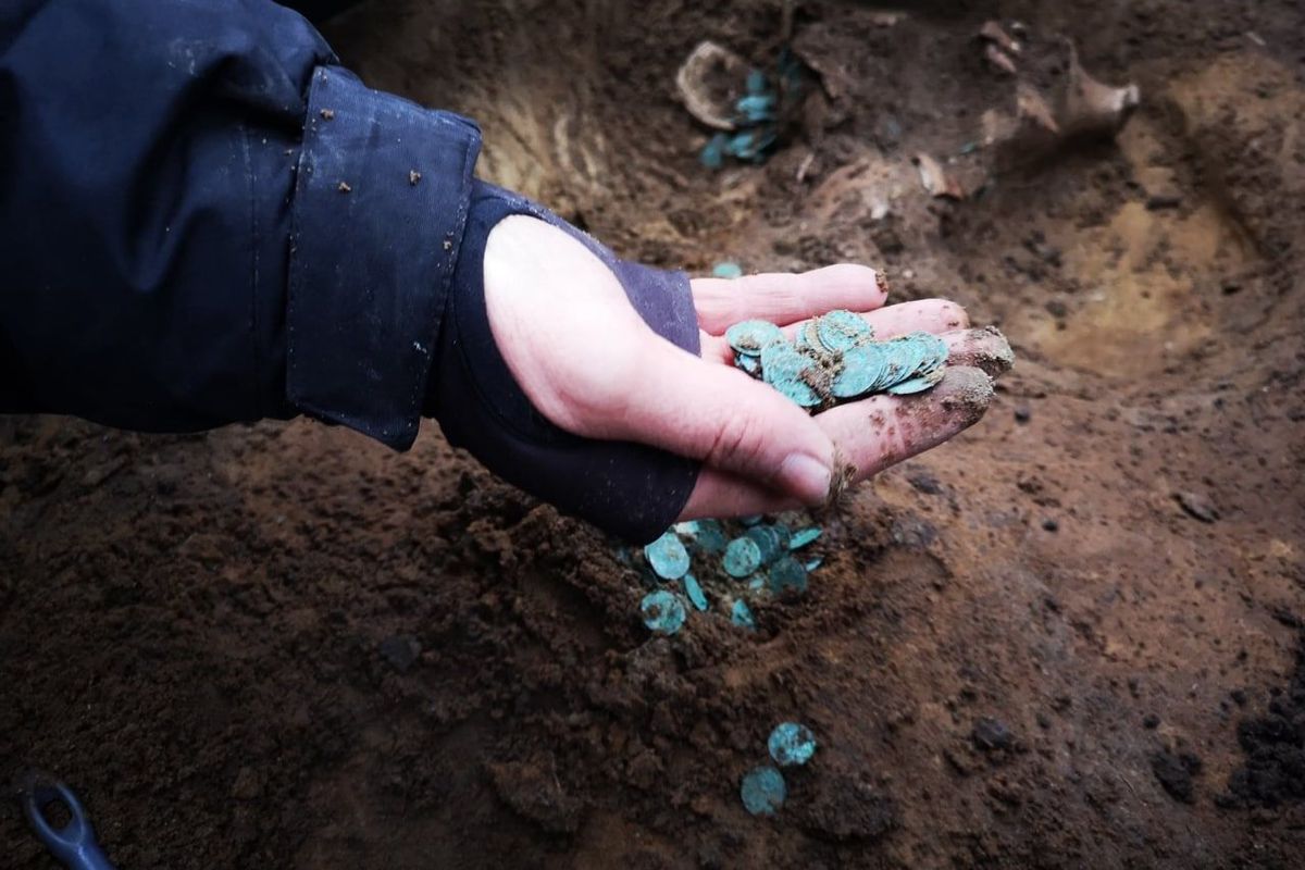 На фермі в Угорщині знайшли скарб з 7000 золотих і срібних монет. Вчені визначили, що скарб закопали в XVI столітті.