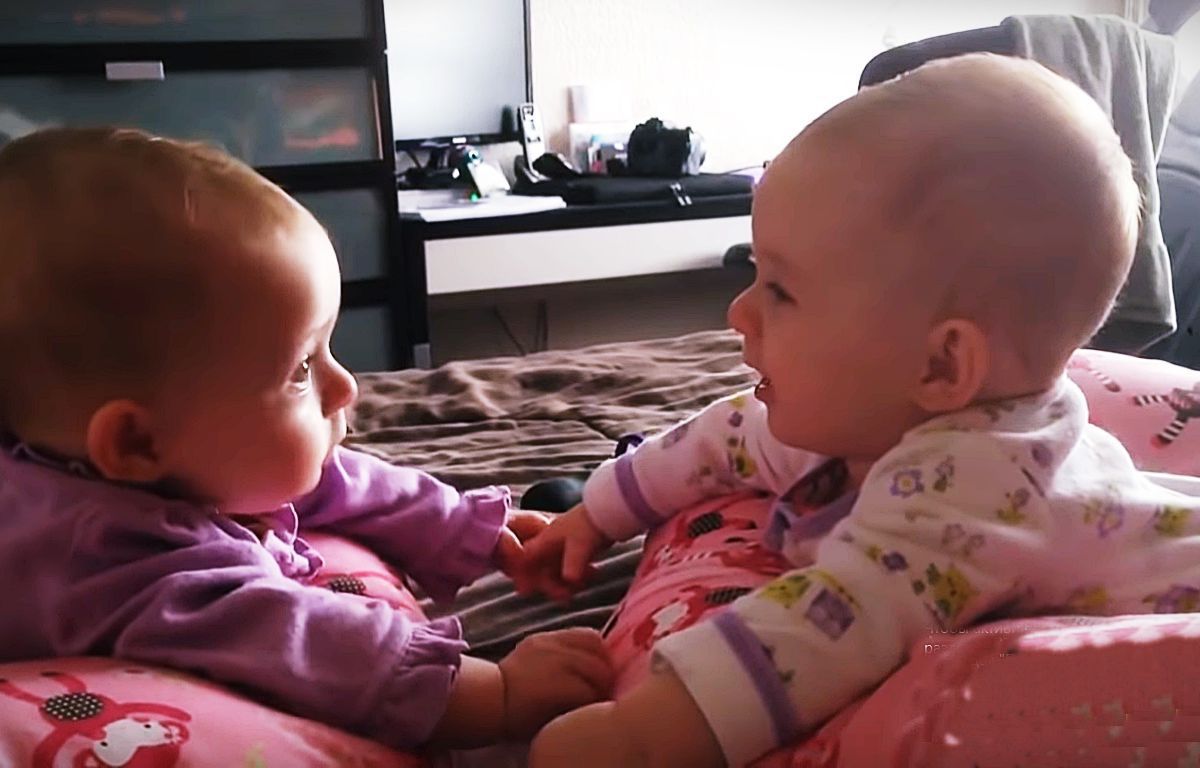 Новонароджені сестри-близнючки вперше розмовляють між собою і мило тримаються за ручки. Це миле відео заслуговує вашої уваги!