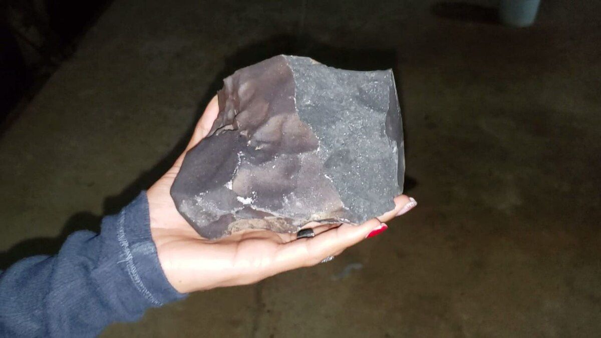 Метеорит, який впав на один з будинків в Коста-Риці, виявився багатий сюрпризами. Всередині нього ховаються цінні "подарунки" з космосу.