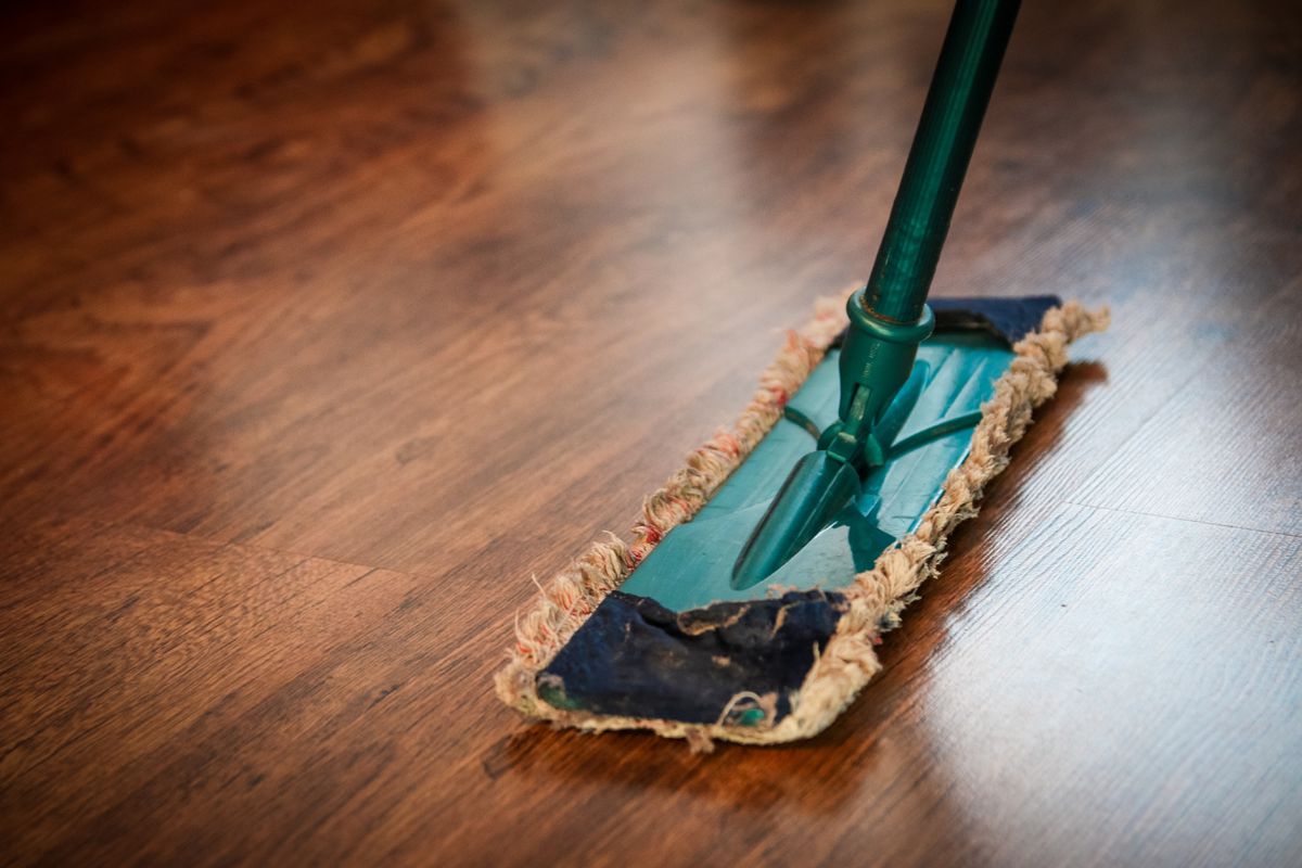Жінка показала, чому більшість людей неправильно миє підлогу. Звичний метод прибирання робить її тільки бруднішою.
