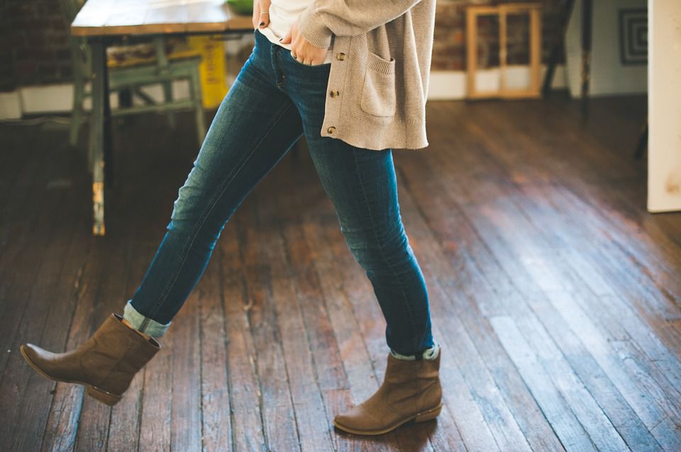 Чому в холод не можна носити колготки під джинсами. Багатошарова манера одягатися не завжди захищає від холоду.