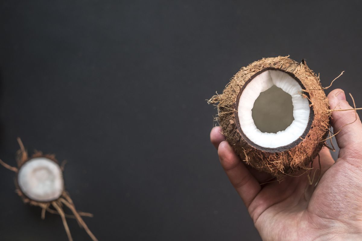 У чому користь кокосової води для волосся, та як нею користуватися. 5 основних властивостей.