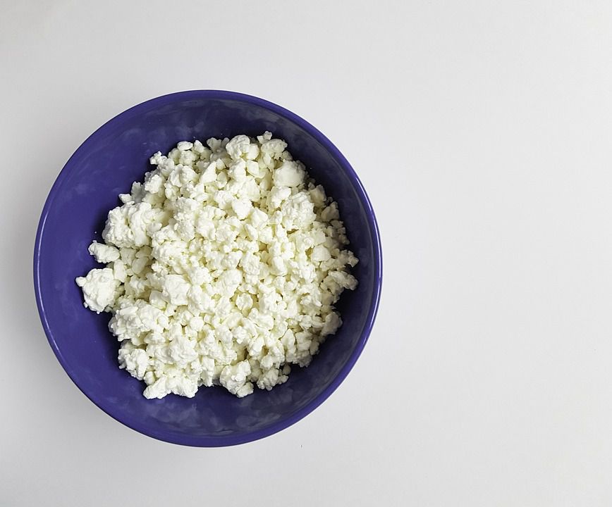Як перевірити якість кисломолочного сиру в домашніх умовах або визначити по упаковці. Які засоби допоможуть визначити якість кисломолочного сиру.