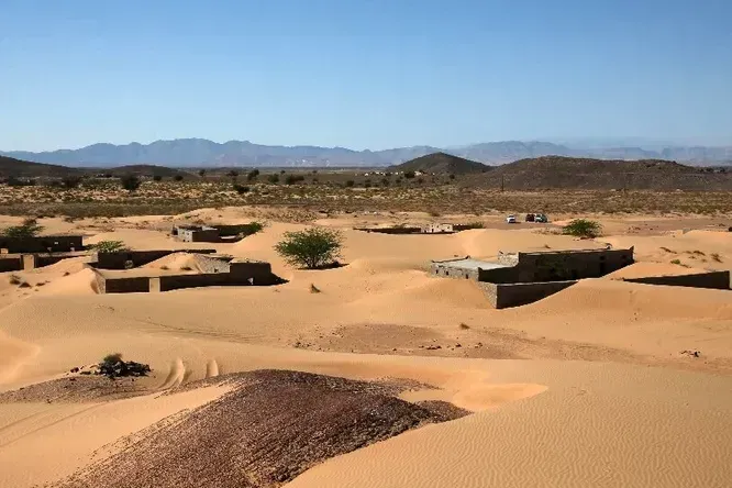 Село в Омані 30 років було поховане під товстим шаром піску, але нещодавно звільнилося. Нещодавно поселення звільнилося з "полону".