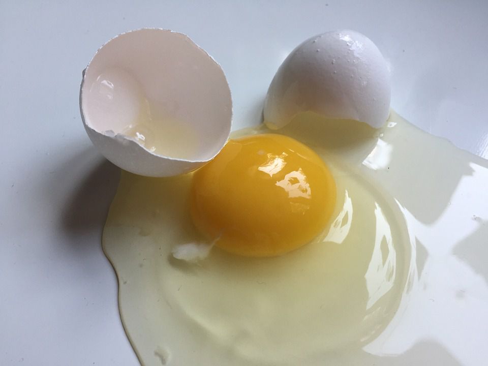 Як розбити сирі яйця правильно — прості способи. Надійні методи розбивання сирих яєць.