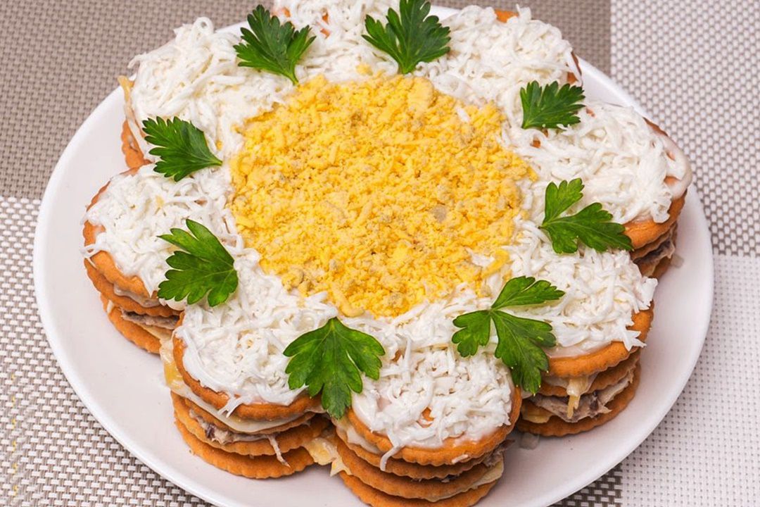 Торт-салат з крекерів: красива і неймовірно смачна закуска. Оригінальний рецепт.