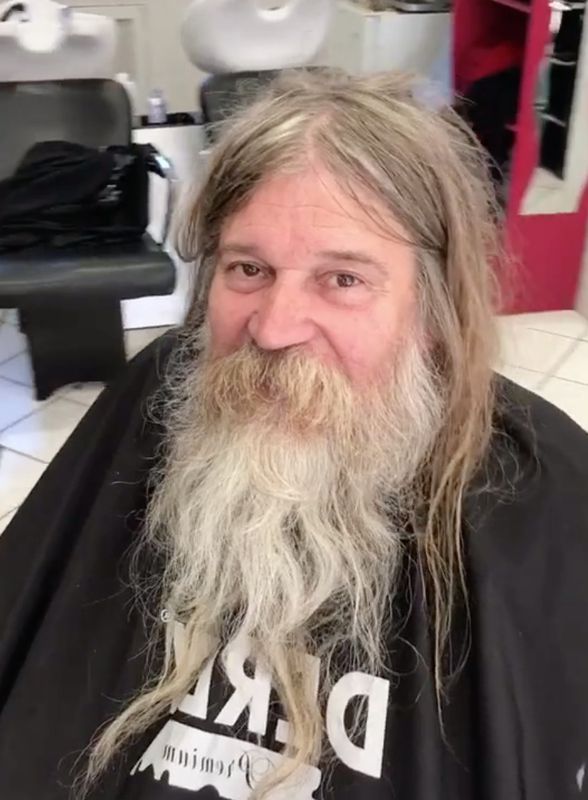 Бездомний потрапив до перукаря і той зробив неймовірне — виявилося, що під волоссям і бородою ховається красень. Чоловік спіймав удачу за хвіст.
