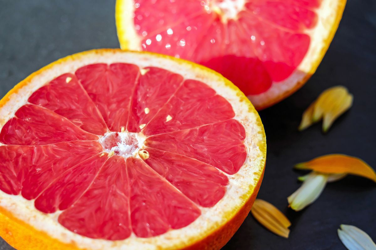 12 корисних властивостей грейпфрута, через які його варто додати до свого раціону. Грейпфрути можуть принести чимало користі організму людини.