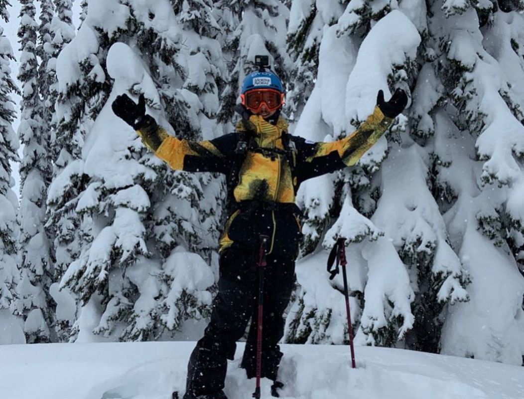 Ризикований трюк ледь не закінчився травмами — лижник-екстремал втратив обидві лижі під час стрибка. Любителю зимових видів спорту пощастило залишитися неушкодженим.