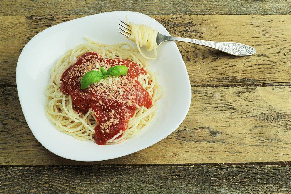 Як правильно вживати в їжу макарони по етикету. Як їсти спагеті правильно.