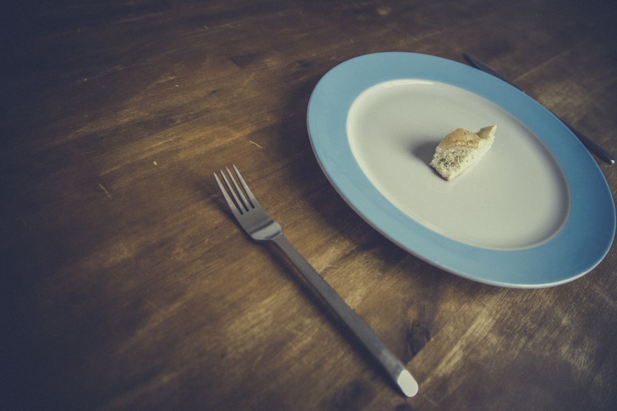 Яким чином недоїдання провокує набір зайвої ваги. Обмеження у їжі дуже сповільнюють метаболізм.