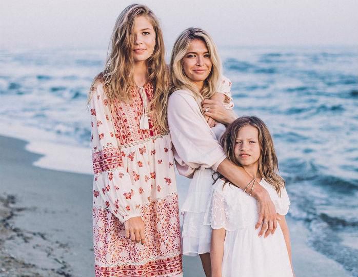 Віра Брежнєва поділилася знімками зі своїми дорослими доньками. Співачка шкодує, що дівчата так швидко ростуть.