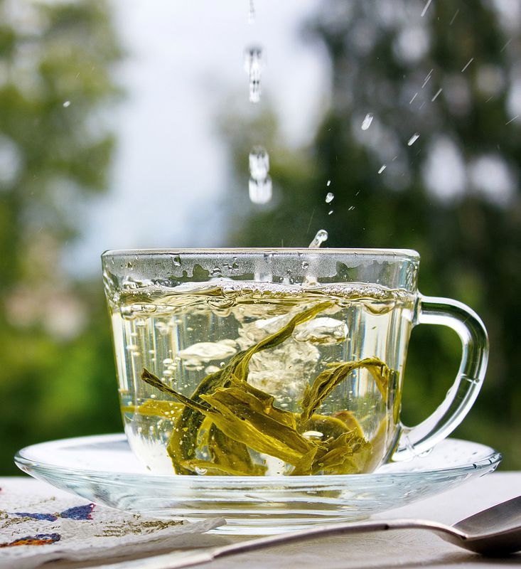 Чому фахівці не рекомендують пити зелений чай натщесерце. Кому протипоказаний зелений чай на голодний шлунок.