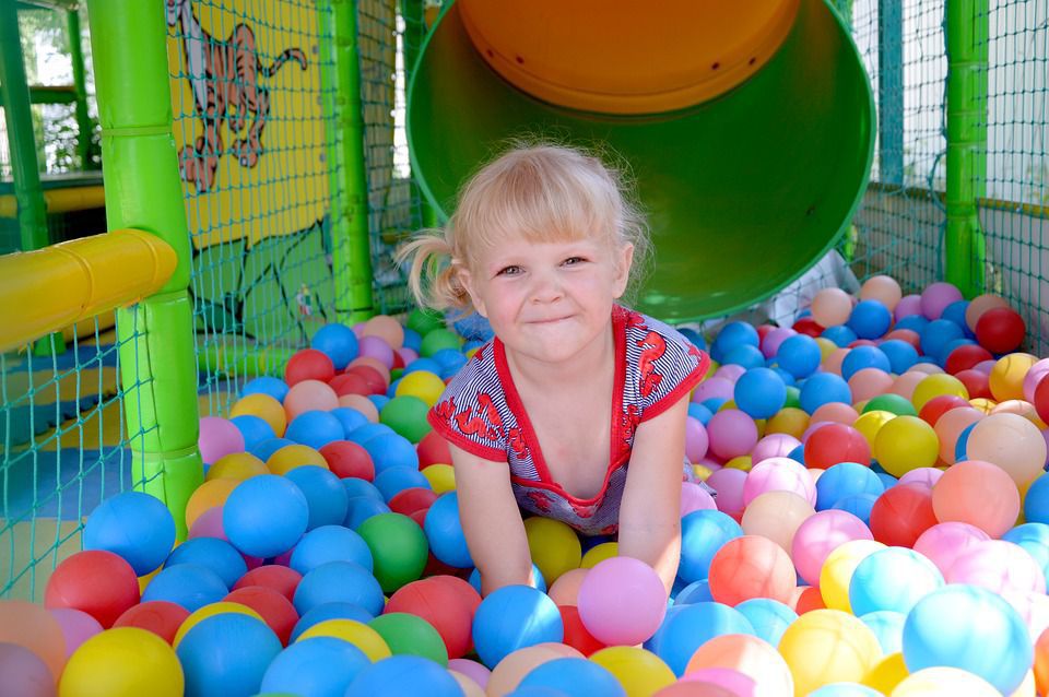 Вчені розповіли про смертельну небезпеку дитячих басейнів з кульками. Виявлено як мінімум 9 патогенних мікроорганізмів.