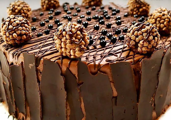 Шоколадний торт "Фереро Роше" — не десерт, а справжня насолода. Ви залишитеся від нього в невимовному захваті.