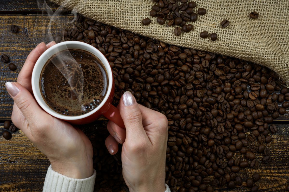 Якість сну та здоров'я людини залежить від часу вживання кави — вчені. Як вечірня кава впливає на організм.