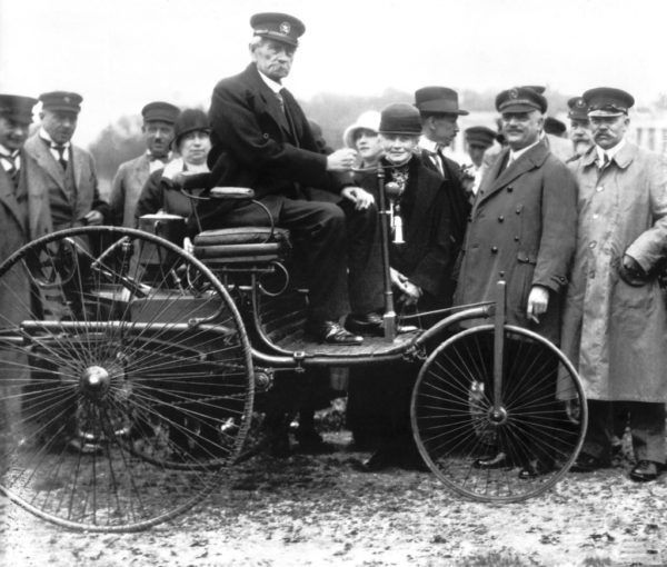Як і завдяки кому на світ з'явився перший бензиновий автомобіль. Трішки історії.