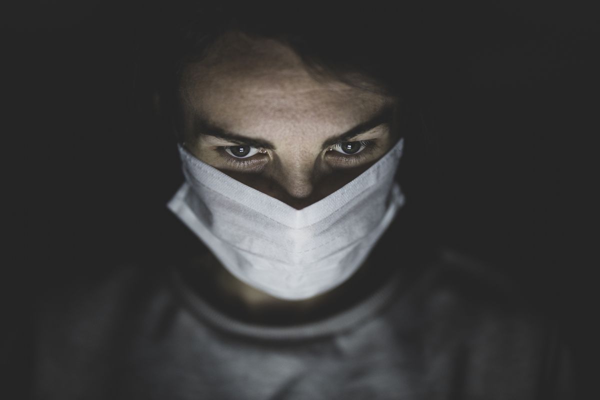 Одноразові маски треба міняти кожні дві години — застереження лікарів. Неправильне використання масок у декілька разів підвищує ризик зараження.