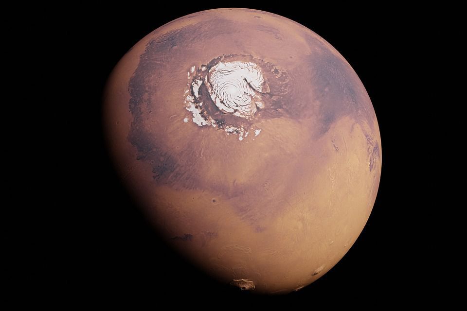 На Марсі є кратер схожий на смайлика, який став посміхатися ширше за останні дев'ять років. Завдяки цій «посмішці» вчені можуть відстежити зміни на поверхні Червоної планети.