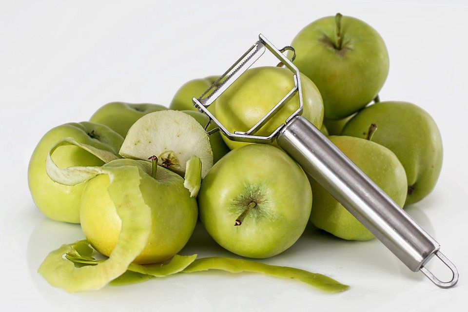 Як зробити так, щоб нарізане яблуко не потемніло: 2 простих лайфхаки. Поради від досвідчених господинь і кулінарних блогерів.