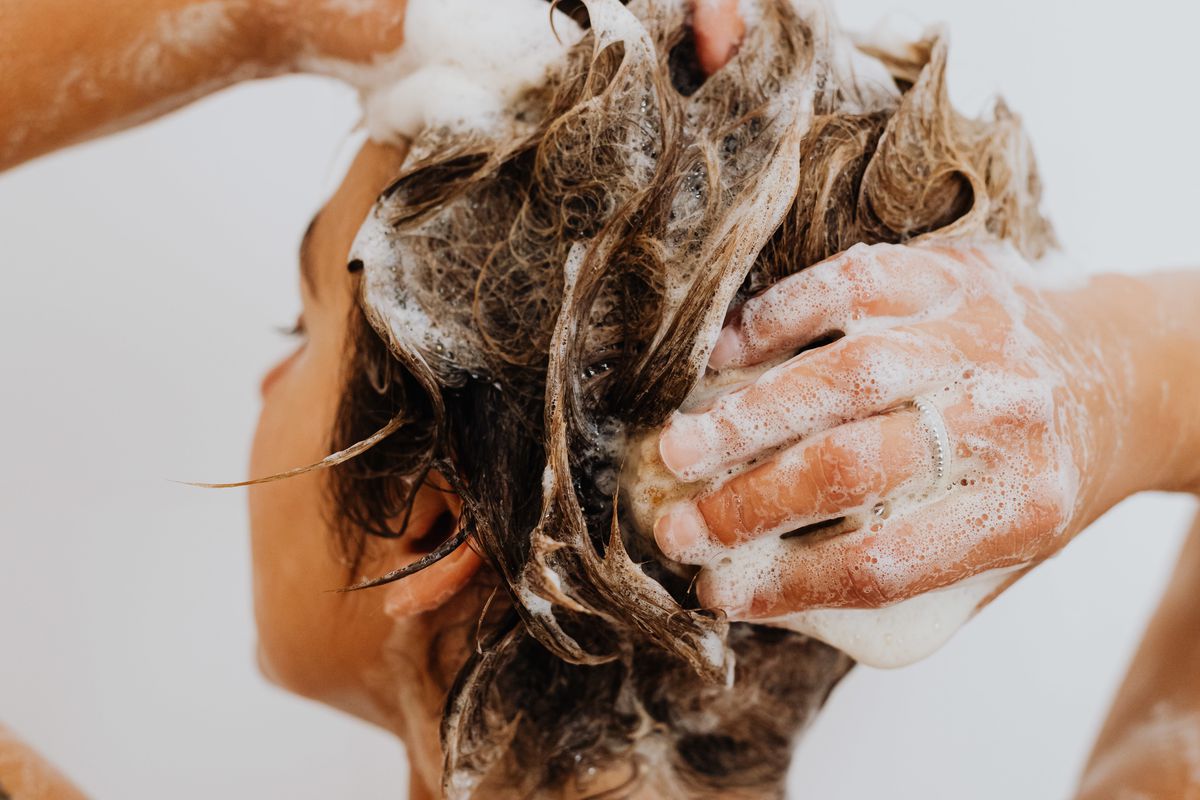 Як привчити волосся до того, щоб мити його рідше. Як знизити частоту миття голови.