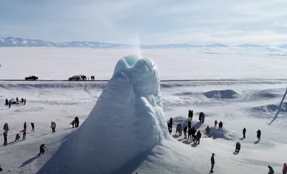 В Казахстані виріс величезний "крижаний вулкан". Замість гарячої лави він випльовує лід.