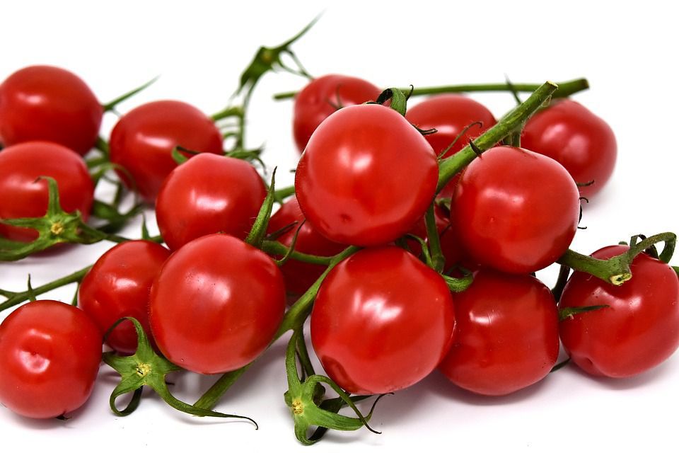Що робити з помідорами з супермаркету, якщо вони як трава на смак і не пахнуть. Що можна зробити для поліпшення смаку "пластикових" томатів з магазину.