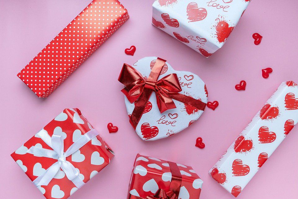 Ці кілька подарунків не можна дарувати чоловікам і жінкам на День Святого Валентина. Деякі подарунки є недоречними у День Святого Валентина.