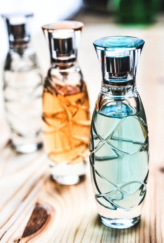 Головні правила зберігання парфумерії, щоб вона не втратила стійкість і не окислилася. Як правильно зберігати духи.