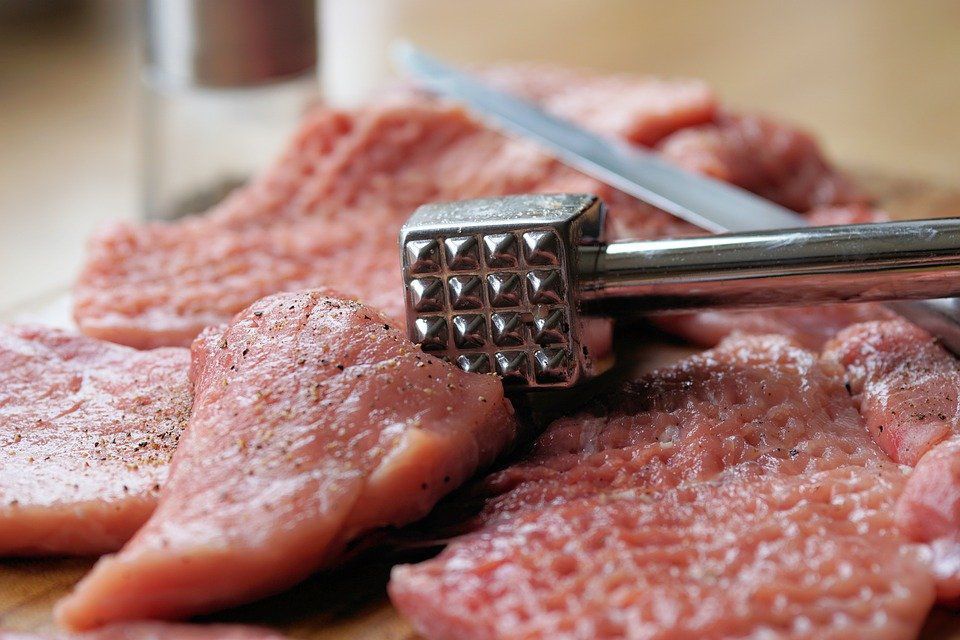 Як розморозити м'ясо за 5 хвилин: кулінарний лайфхак. Швидкий спосіб без використання мікрохвильовки.