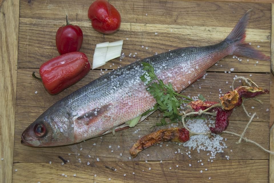 Яка риба дуже корисна для людини при підвищеному холестерині. Які сорти риб можуть знизити рівень холестерину.