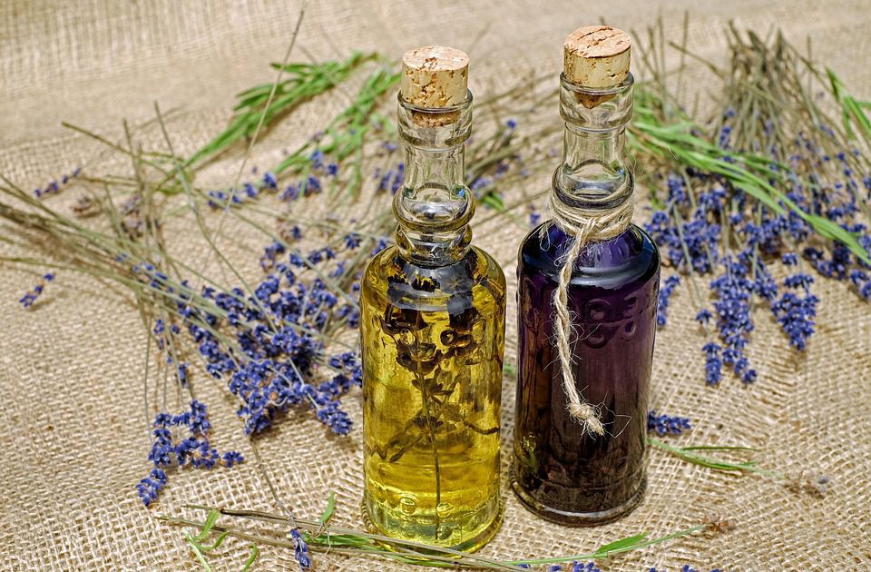 Ефірна олія лаванди — властивості і застосування. Важливі особливості ефірної олії лаванди.