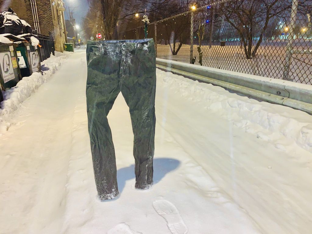 Чоловік поділився дивним лайфхаком, який може стати в нагоді водіям авто взимку. Чоловік перетворює штани на крижані скульптури на морозі.