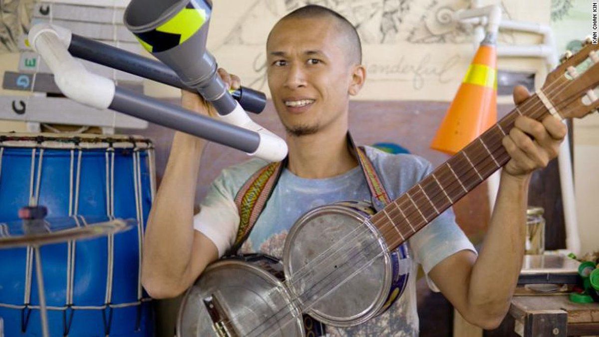 Житель острова Маврикія створює музичні інструменти зі сміття. Відмінна ідея для вторинної переробки відходів.
