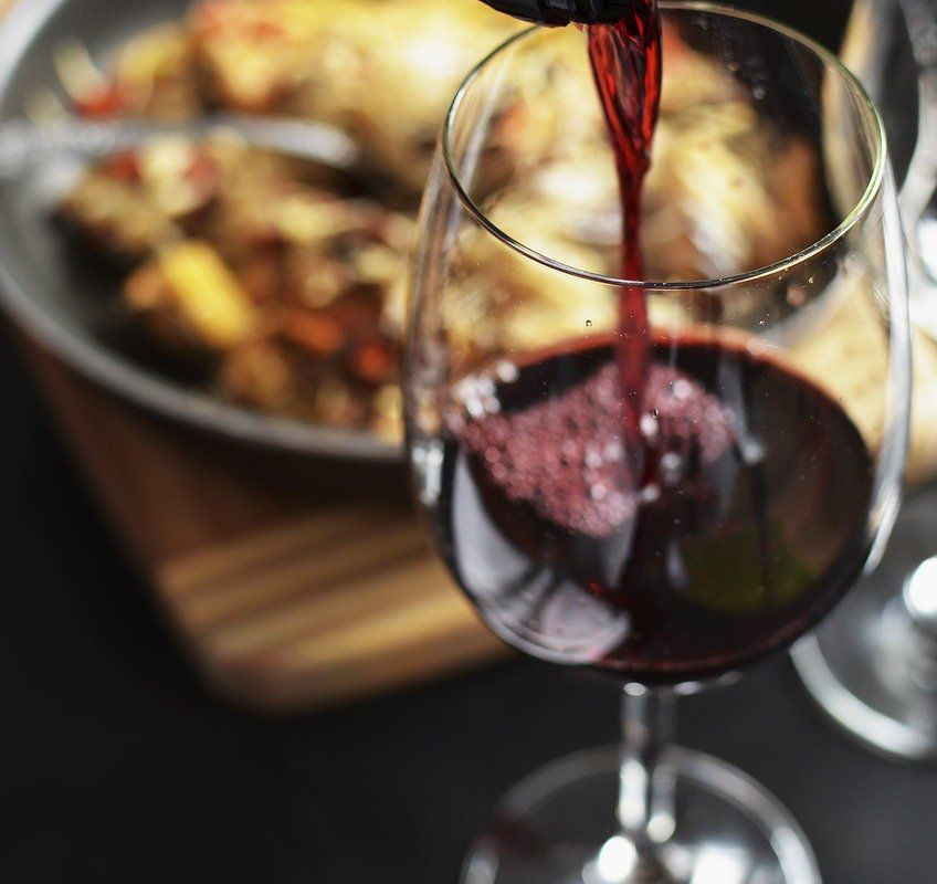 Правильне поєднання вина і продуктів допоможуть розкрити їх смак. Як потрібно підбирати страви і вино, щоб вони поєднувалися між собою.