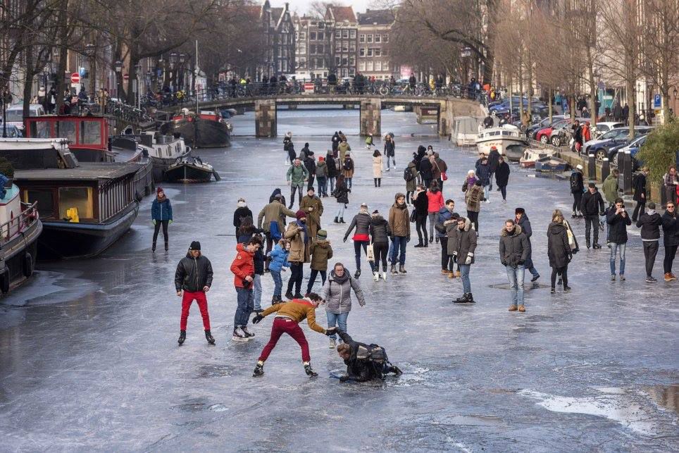 У Нідерландах чоловік вирішив пробігтися на ковзанах по свіжому льоду каналу, але прогулянка виявилася провальною. Віртуозний виступ на відео моментально перетворився на рятувальну операцію.