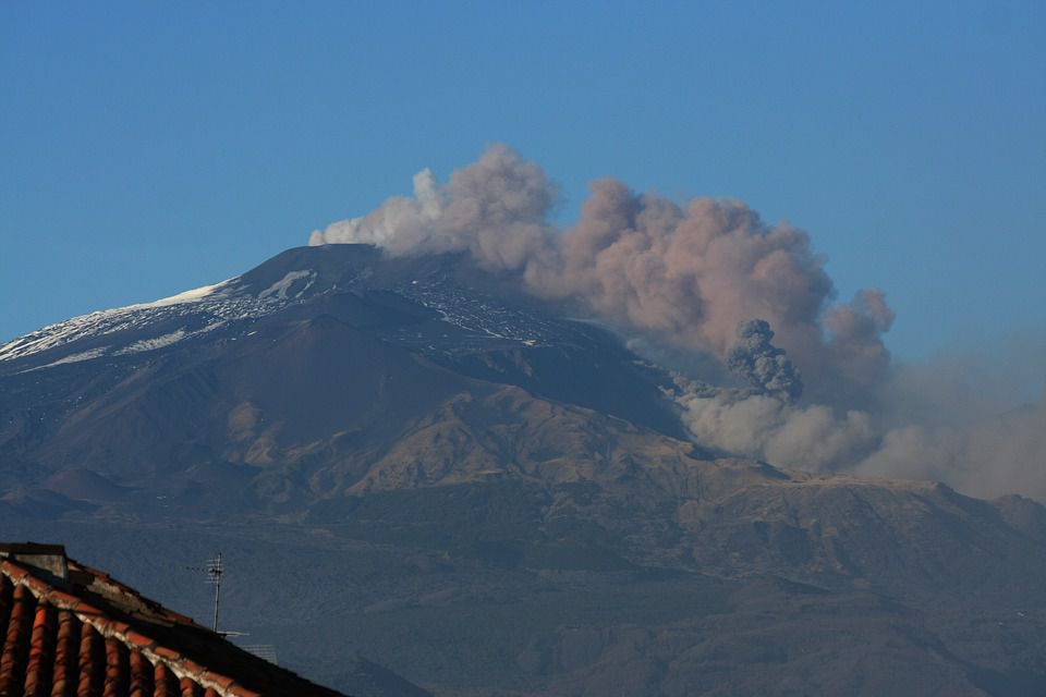 На Сицилії почалося виверження найбільшого в Європі вулкана Етна. Стовп диму і попелу, що виходить з кратера, піднімається на висоту понад кілометр.