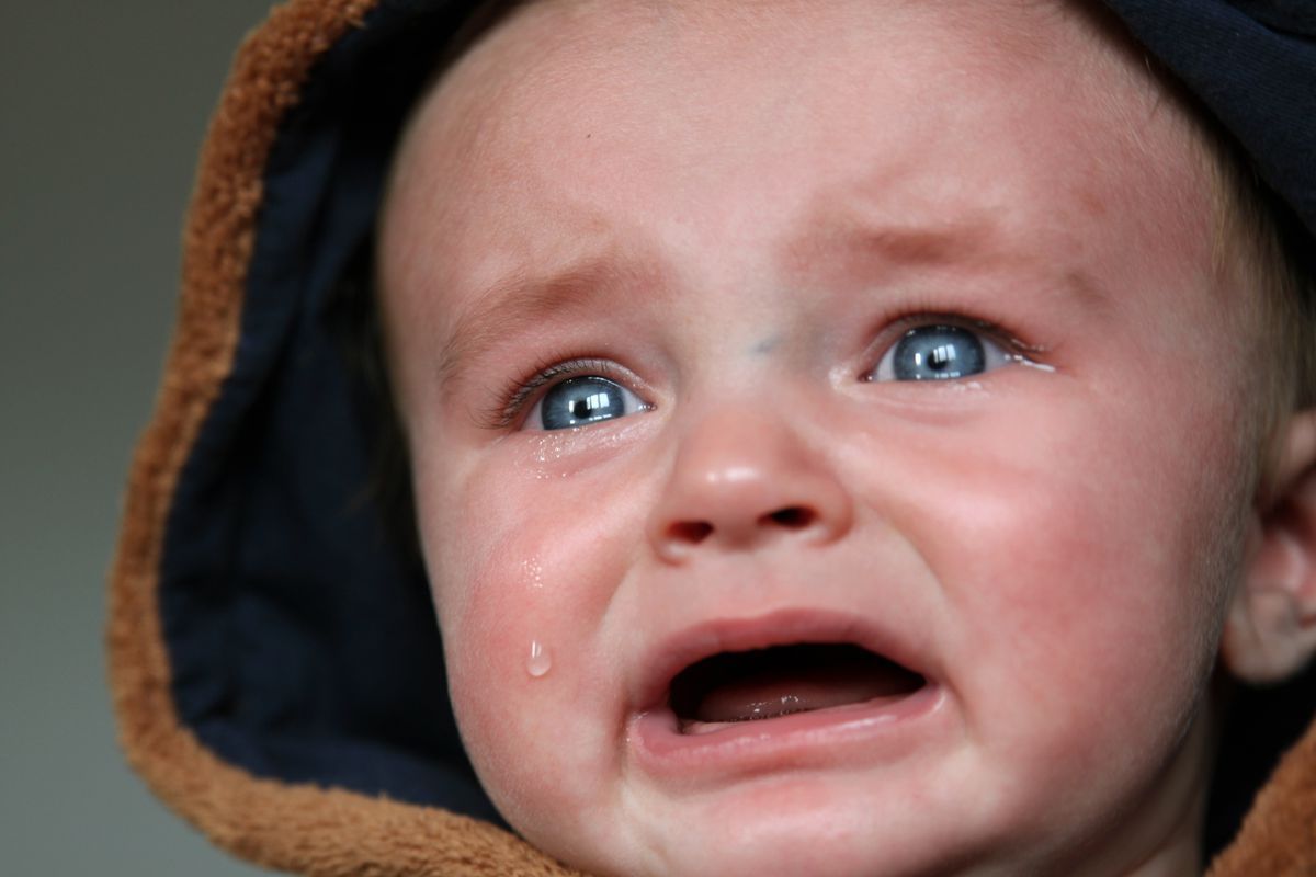 Чому діти починають плакати, коли бачать сторонніх людей. Зі страхом у дитини перед сторонніми людьми треба боротися обережно.